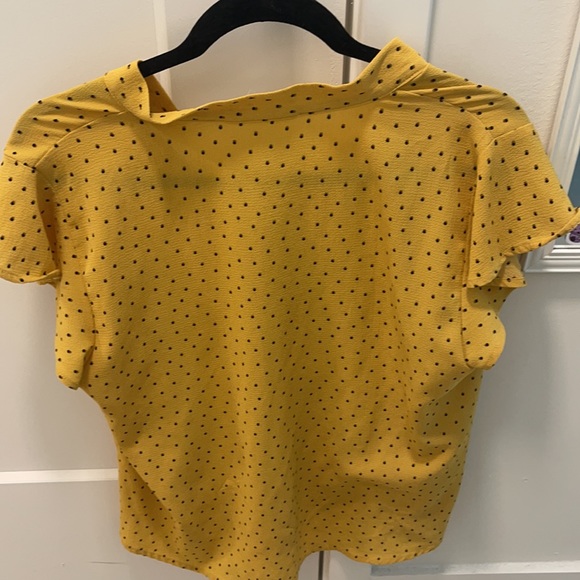 XL - Yellow short ruffled sleeve shirt with black polka dots - Picture 2 of 3